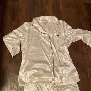 Women’s white xL silk pajamas